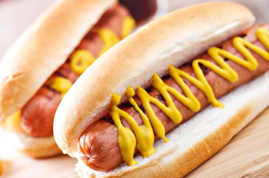 خوردن هات‌داگ می‌تواند ۳۶ دقیقه از عمرتان کم کند