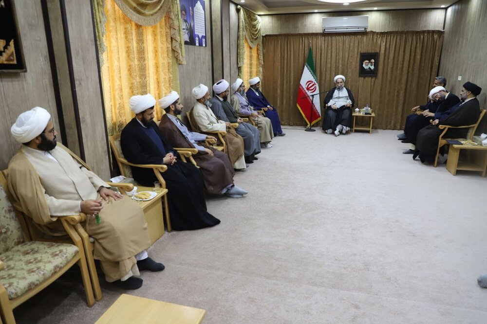 در صورت مشاهده ضعف در مدیریت، باید به تقویت مسئولان کمک کنیم