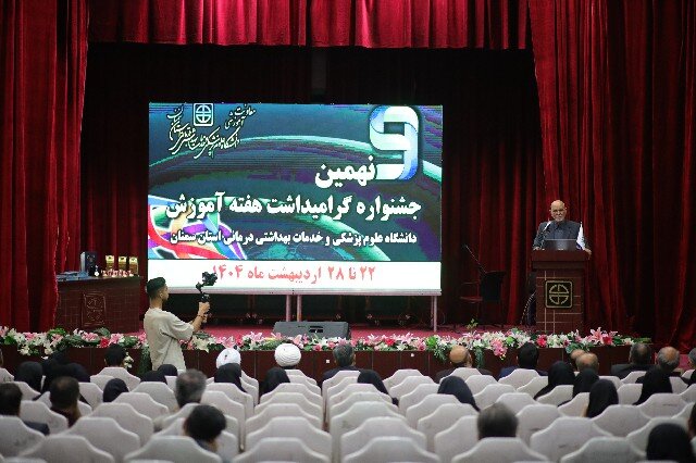 نشان افتخار مدافع سلامت بر سینه چهره ماندگار پزشکی نشست